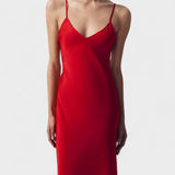 Karmino suknelė - Minimalistinis ir elegantiškas kirpimas